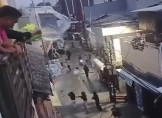 Warga Taman Sari, Jakarta Barat, kompak membubarkan remaja yang melakukan aksi tawuran di perkampungan Kelurahan Tangki. (Sumber: Istimewa)