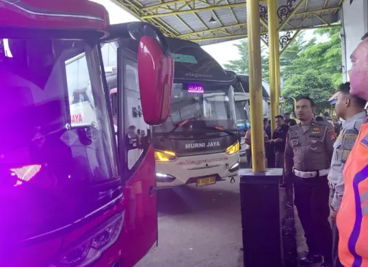 Kanit Lantas Polsek Cimanggis, Iptu Sucipto meninjau bus di Terminal Jati Jajar, Tapos, Kota Depok. (Sumber: Dok. Polsek Cimanggis)