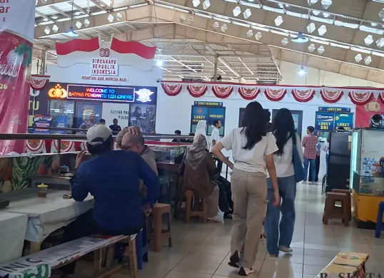 Pengunjung membuat SIM di Satpas Pembantu 1221 Cinere, Kota Depok, saat hari Libur Nataru 2026. (Sumber: Poskota/Angga Pahlevi)