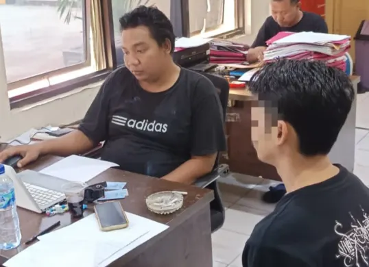 Terduga pelaku penggelapan motor saat menjalani pemeriksaan di Mapolsek Cikande. (Sumber: Istimewa)