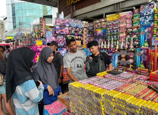 Aktivitas pedagang petasan di Pasar Asemka, Tamansari, Jakarta Barat, menjelang akhir tahun, Sabtu, 27 Desember 2025. (Sumber: Poskota/Pandi Ramedhan)