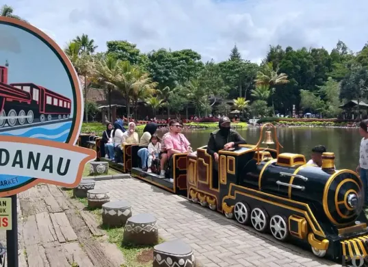 Wisatawan menikmati wahana Kereta Danau di Floating Market Lembang, Kabupaten Bandung Barat, Sabtu, 27 Desember 2025. (Sumber: Poskota/Gatot Poedji Utomo)
