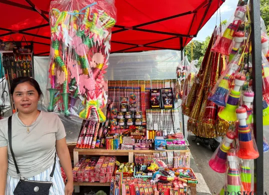 Liyanti pedagang kembang api, Pasar Gembrong, Jakarta Timur, Sabtu, 26 Desember 2025. (Sumber: Poskota/M. Tegar Jihad)