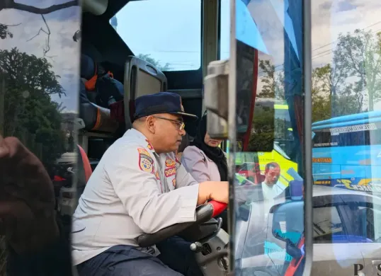 Petugas memeriksa kelaikan kendaraan (bus), di kawasan wisata Lembang, Kabupaten Bandung Barat, Sabtu 27 Desember 2025. (Sumber: Poskota | Foto: Gatot Poedji Utomo)