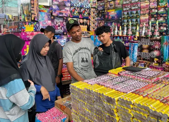 Pedagang petasan di Pasar Asemka, Tamansari, Jakarta Barat, Sabtu, 27 Desember 2025. (Sumber: Poskota/Pandi Ramedhan)