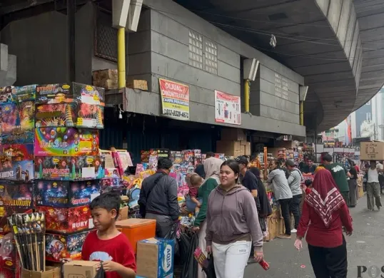 Aktivitas pedagang petasan di Pasar Asemka, Tamansari, Jakarta Barat, menjelang akhir tahun, Sabtu, 27 Desember 2025. (Sumber: Poskota | Foto: Pandi Ramedhan)