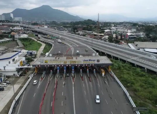 Arus lalu lintas kendaraan di sejumlah ruas tol wilayah Jabodetabek dan Jawa Barat terpantau mengalami peningkatan pada H+1 Hari Raya Natal 2025. (Sumber: Jasa Marga)