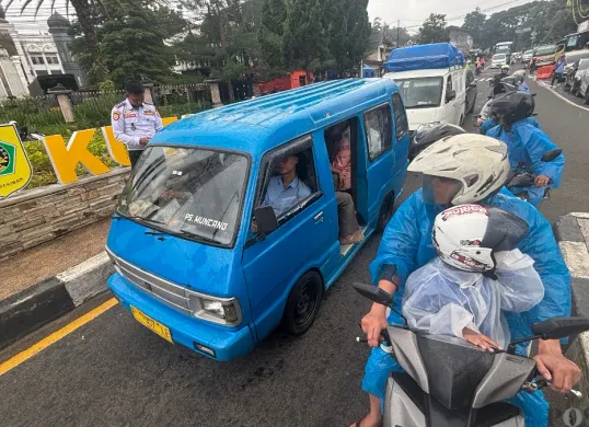 Ilustrasi angkot beroperasi di jalur Puncak via Gadog saat libur Natal dan Tahun Baru (Nataru). (Sumber: Poskota/Giffar Rivana)