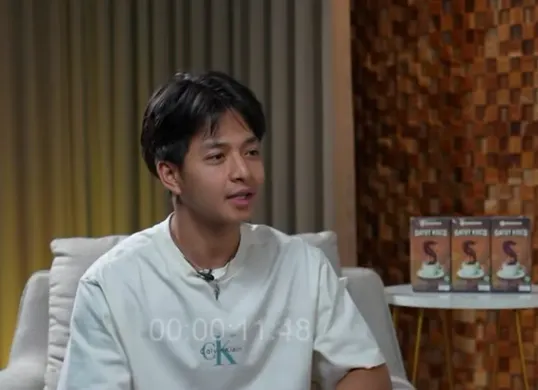 Yuka alias Yusman Kusuma saat menyampaikan klarifikasi isu hubungannya dengan Julia Prastini dalam podcast dr. Richard Lee, MARS. (Sumber: Youtube/@dr. Richard Lee, MARS)