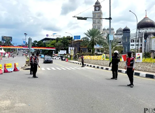 Satlantas Polres Bogor berlakukan one way jalur Puncak arah Jakarta pada Minggu, 28 Desember 2025. (Sumber: Poskota/Giffar Rivana)