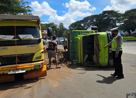 Proses evakuasi truk yang tergulig di Jalan Raya Pemda Tigaraksa. (Sumber: Poskota/Veronica Prasetio)