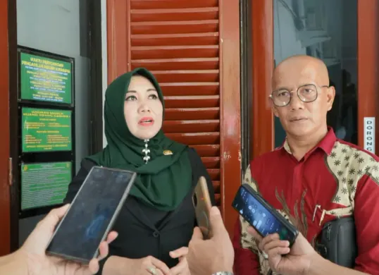 Lia Istifhama, anggota DPD RI menyoroti peristiwa pengusiran nenek Elina Widjajanti dari rumahnya  di Dukuh Kuwuhan 27, Kelurahan Lontar, Sambikerep, Surabaya, Jawa Timur. (Sumber: Istimewa)