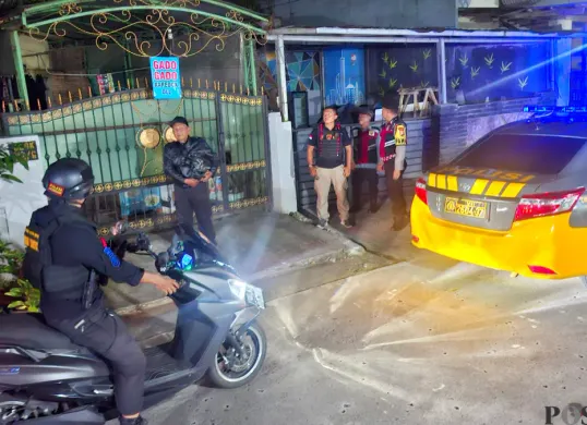 Kepolisian Bojongsari, Depok lakukan patroli untuk mengantisipasi pencurian rumah kosong (rumsong) saat Natal dan Tahun Baru (Nataru). (Sumber: Poskota/Angga Pahlevi)