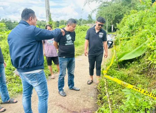 Polisi saat melakukan olah TKP penemuan jasad korban. (Sumber: Poskota/Veronica Prasetio)