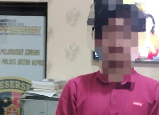 Tersangka KDRT, RA setelah diamankan oleh anggota PPA Polres Metro Depok. (Sumber: Humas Polres Metro Depok)