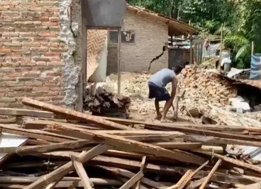 Salah satu rumah warga di Cikulur, Lebak ambruk akibat bencana pergerakan tanah. (Sumber: Istimewa)