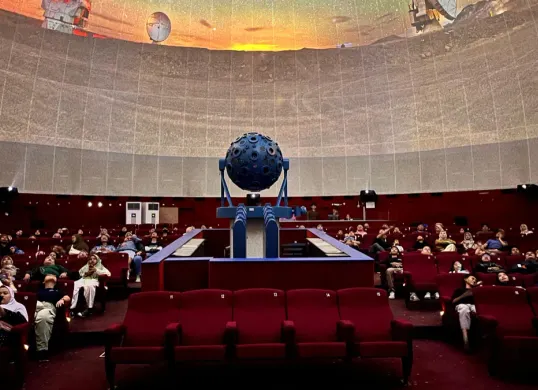 Sejumlah masyarakat saat menikmati Teater Bintang Planetarium Jakarta yang berlokasi di kawasan Taman Ismail Marzuki (TIM), Jakarta Pusat, Minggu, 28 Desember 2025. (Sumber: Poskota/M. Tegar Jihad)