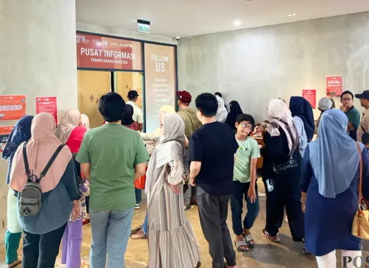Sejumlah masyarakat memadati Planetarium Jakarta di kawasan Taman Ismail Marzuki (TIM), Jakarta Pusat, Minggu, 28 Desember 2025. (Sumber: Poskota/M. Tegar Jihad)