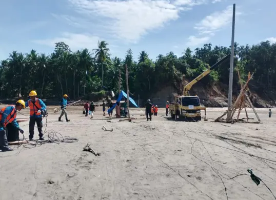 Petugas PLN UID Jakarta Raya melakukan pekerjaan pemulihan jaringan listrik pasca bencana banjir dan tanah longsor di Aceh dengan mendirikan tiang dan menarik jaringan tegangan menengah di lokasi terdampak. (Sumber: PLN UID Jakarta Raya)
