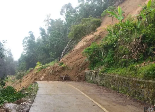 Akses jalan utama Cisitu, Kecamatan Cibeber, Lebak, tertimbun tanah longsor. (Sumber: Istimewa)