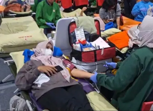 Kegiatan donor darah di wilayah Jakarta Timur pada Minggu, 28 Desember 2025.
