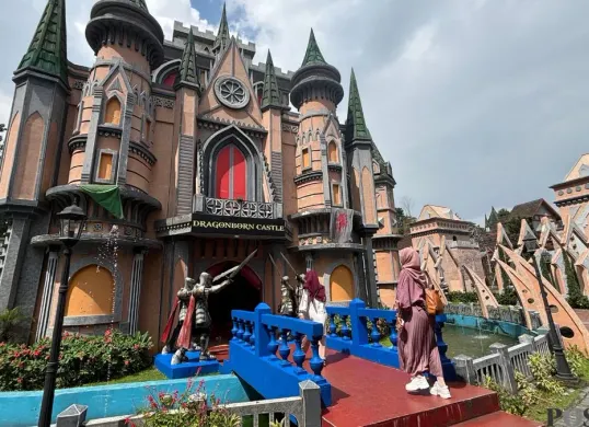 Wisatawan berfoto di Nicole’s River Park Puncak pada libur Nataru 2025. (Sumber: Poskota/Giffar Rivana)