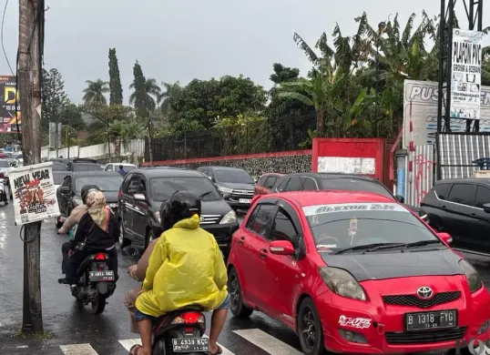 Padat, arus balik di jalur wisata Puncak saat penerapan one way di wilayah Cisarua arah Jakarta, Minggu 28 Desember 2025. (Sumber: Poskota/Giffar Rivana)