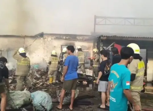 Kebakaran melahap gudang ekspedisi di Jalan Rawa Buaya RT 01 RW 01, Rawa Buaya, Cengkareng, Jakarta Barat, Minggu, 28 Desember 2025 pagi. (Sumber: Dok. Damkar)