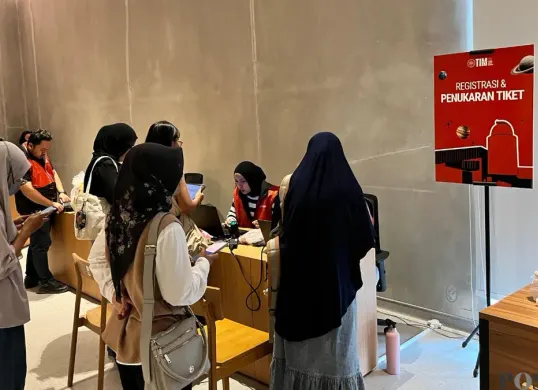 Sejumlah masyarakat saat registrasi tiket Teater Bintang Planetarium Jakarta yang berlokasi di kawasan Taman Ismail Marzuki (TIM), Jakarta Pusat, Minggu, 28 Desember 2025. (Sumber: Poskota/M. Tegar Jihad)