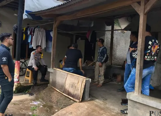Unit Reskrim Polsek Tigaraksa saat mendatangi rumah warga yang menyerahkan pisau. (Sumber: Poskota/Veronica Prasetio)