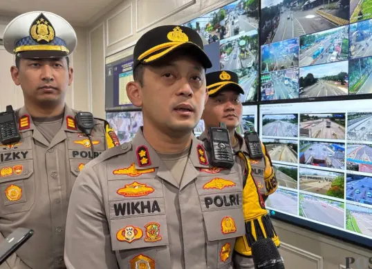 Kapolres Bogor AKBP Wikha Ardilestanto menindak tegas tiga oknum Polsek Parungpanjang yang salah tangkap terhadap warga Cigudeg, Kabupaten Bogor. (Sumber: Poskota/Giffar Rivana)