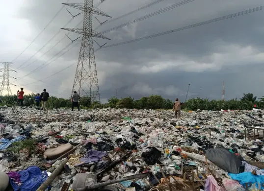 Kondisi Tempat Pembuangan Sampah (TPS) liar di balik deretan ruko terbengkalai, Kelurahan Kebalen, Kecamatan Babelan, Kabupaten Bekasi. (Sumber: Poskota/Nurpini Aulia Rapika)