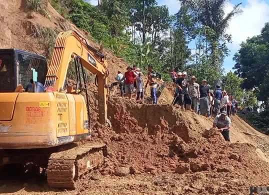 Ratusan warga Situmulya, Kecamatan Cibeber, Lebak saat menangani bencana longsor yang menutup akses jalan. (Sumber: Istimewa)
