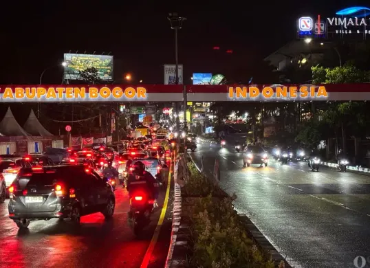 Sejumlah kendaraan melintas di Jalur Puncak via Gadog pada Minggu, 28 Desember 2025. (Sumber: Poskota/Giffar Rivana)
