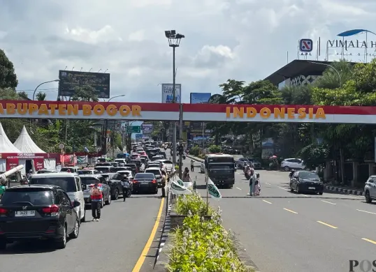 Lalu lintas Puncak ramai. Kepadatan terjadi di Simpang Gadog, Minggu 28 Desember 2025. (Sumber: Poskota/Giffar Rivana)