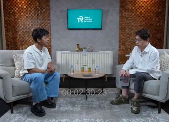 Yusman Kusuma alias Yuka klarifikasi terkait status hubungannya dengan Aya Balqis serta kedekatannya dengan Julia Prastini atau akrab disapa Jule di podcast dr Richard Lee. (Sumber: YouTube/dr.Richard Lee, MARS)