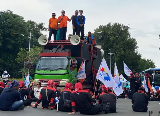 Peserta unjuk rasa buruh yang digelar di kawasan Jalan Medan Merdeka Selatan, Jakarta Pusat, pada Senin, 29 Desember 2025 tidak sebanyak aksi-aksi sebelum. (Sumber: Poskota/Ali Mansur)