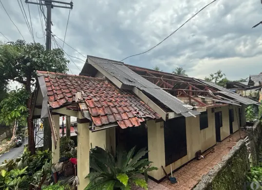Rumah warga rusak akibat angin puting beliung di wilayah Kemang, Kabupaten Bogor. (Sumber: Poskota/Giffar Rivana)