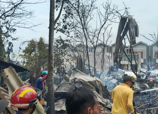 Anggota BPBD Kabupaten Tangerang sedang memadamkan kebakaran bedeng di Kampung Kadu, Desa Curug, Kecamatan Curug, Kabupaten Tangerang, Senin, 29 Desember 2025. (Sumber: Poskota/Veronica Prasetio)