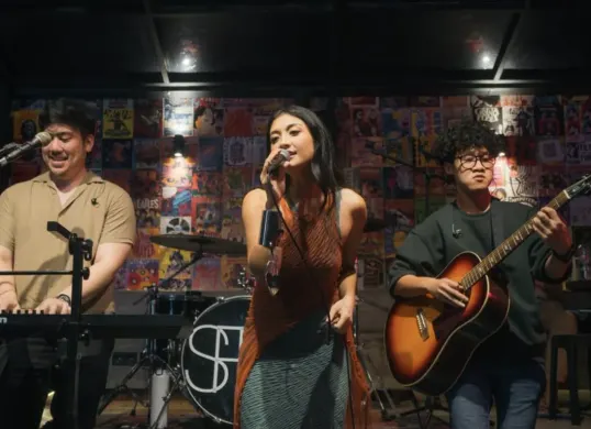 Canti Tachril sedang bermain musik (Sumber: Instagram/@cantitachril)