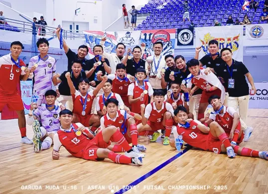 Garuda Muda ASEAN U-16 Boys Futsal Championship 2025 usai menaklukkan Thailand 4-3 di Nonthaburi Hall. (Sumber: Instagram/@timnasfutsal)