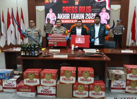 Kapolresta Serang Kota Kombes Yudha Satria menunjukkan barang bukti hasil pengungkapan periode 2025. (Sumber: Poskota/Rahmat Haryono)