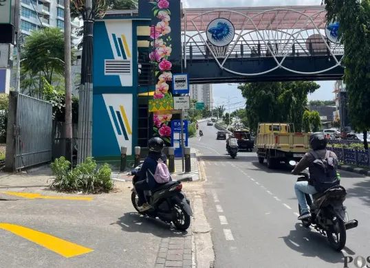 Suasana di lokasi pencurian sepeda motor di kawasan Kembangan, Jakarta Barat, yang pelakunya membawa senjata, Jumat, 26 Desember 2025. (Sumber: Poskota/Pandi Ramedhan)