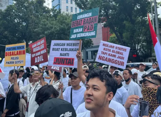 Penolakan terhadap Raperda KTR DKI Jakarta yang disampaikan sejumlah asosisasi. (Sumber: Poskota/Pandi Ramedhan)