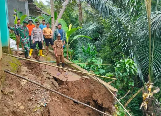 Camat Mandalawangi, Pandeglang bersama Kapolsek setempat saat melakukan penanganan bencana longsor. (Sumber: Istimewa)