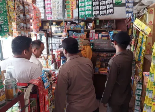 Petugas gabungan saat memeriksa toko kelontong yang disinyalir menjual miras. (Sumber: Dok. Polsek Pamarayan)