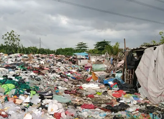 Kondisi Tempat Pembuangan Sampah (TPS) liar di balik deretan ruko terbengkalai, Kelurahan Kebalen, Kecamatan Babelan, Kabupaten Bekasi. (Sumber: Poskota/Nurpini Aulia Rapika)