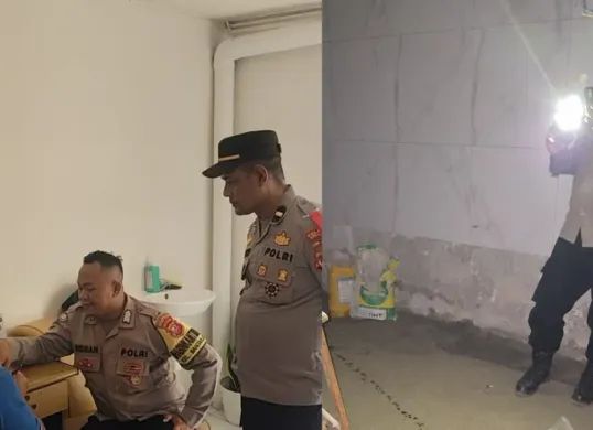 Petugas kepolisian saat memeriksa saksi dan olah TKP lokasi bunuh diri seorang mandor di Mal Jambu Dua, Kota Bogor. (Sumber: Dok. Polsek Bogor Utara)