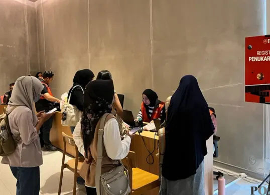 Sejumlah masyarakat saat menikmati Teater Bintang Planetarium Jakarta yang berlokasi di kawasan Taman Ismail Marzuki (TIM), Jakarta Pusat. (Sumber: Poskota/M. Tegar Jihad)