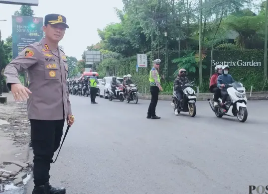 Jelang Tahun Baru, Kapolres Cimahi, AKBP Niko Nurulloh Adi Putra, pantau langsung kondisi lalu lintas di kawasan wisata Lembang, Bandung Barat, 29 Desember 2025. (Sumber: Poskota/Gatot Poedji Utomo)